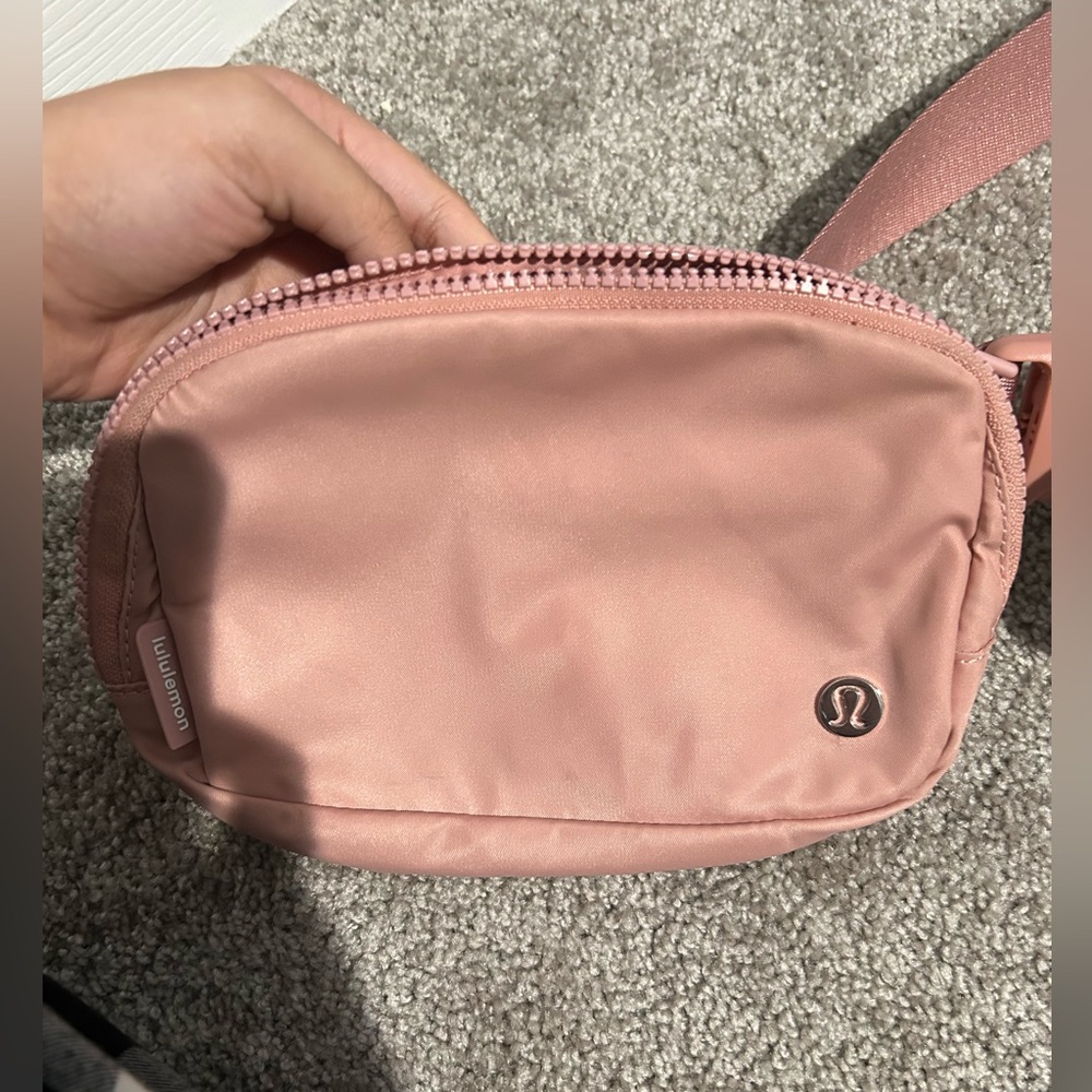 Lululemon belt bag in pink pastel - Picture 4 of 5